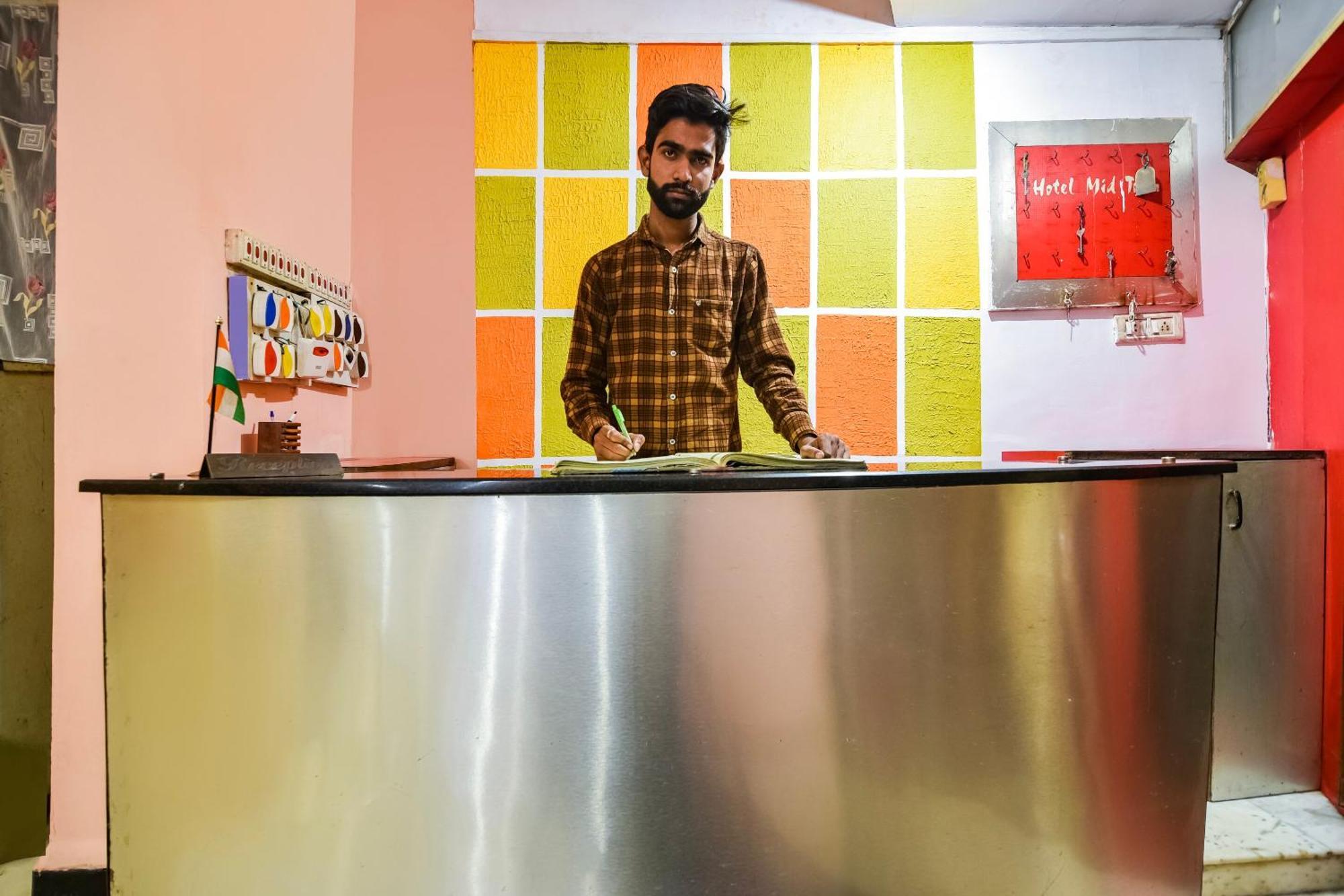 Spot On Hotel Midtown Gondia Екстер'єр фото